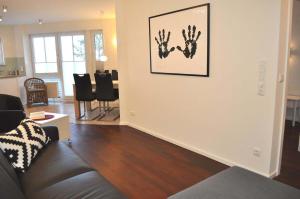 沙博伊茨Residenz Ostseestrand Ferienwohnung Nr 15 Meerblick的客厅里有一张沙发和一张桌子。