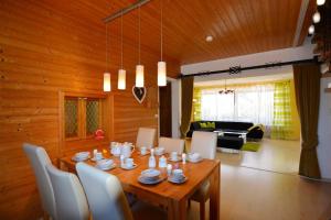 Un comedor con mesa y sillas de madera. en Angelika, en Bernau am Chiemsee