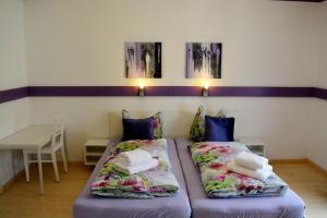 2 camas individuales en una habitación con mesa en Angelika, en Bernau am Chiemsee 19 fotos más