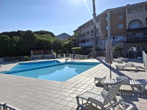 Bazén v ubytování ST FLORENT Studio avec piscine FLO23 nebo v jeho okolí + 9 fotografií