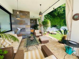 ein Wohnzimmer mit Sofa und Tisch in der Unterkunft Villa con piscina by MO in Málaga