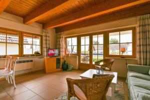 TV a/nebo společenská místnost v ubytování Ferienhaus Buhne 3, Lieper Winkel, Hafen Rankwitz + 9 fotografií