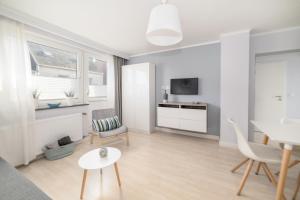 una sala de estar con un sofá y una mesa en Haus Monika, en Helgoland 5 fotos más