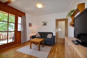 TV a/nebo společenská místnost v ubytování Ferienresidenz Chiemseestrand - Apartment 20