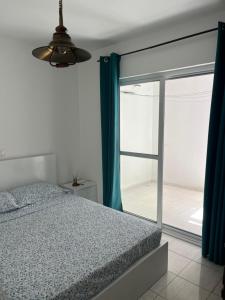 Un dormitorio con una cama y una puerta corrediza de vidrio. en Casa Vany, en Santa Maria