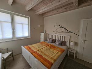 a bedroom with a bed and a window at Ferienpark Neppermin Ferienhaus Skipper in Neppermin