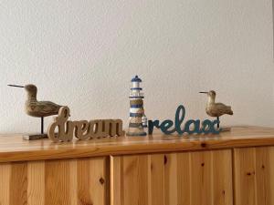 two birds sitting on top of a wooden shelf at Ferienwohnungen im Feriendorf Reichenbach Nr 9 in Nesselwang +25 photos