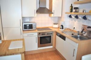 Η κουζίνα ή μικρή κουζίνα στο Residenz Johannsens Ferienwohnung Nr 04