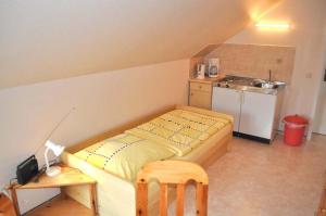 a small room with a bed and a kitchen at Hof Kröger Ferienwohnung Nr 03 in Travemünde