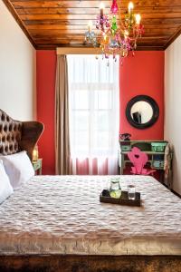 Ein Bett oder Betten in einem Zimmer der Unterkunft A for Art Hotel