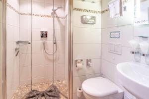 バート・ヒンデラングにあるLandhaus Schenk Hirschbachのシャワー、トイレ、洗面台を備えたバスルーム