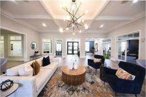 un soggiorno con un divano e un lampadario di Landing at Preston at Hillwood - Murfreesboro a Murfreesboro
