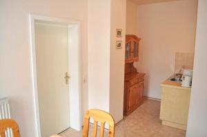 a room with a kitchen with a table and chairs at Hof Kröger Ferienwohnung Nr 04 in Travemünde