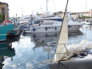 un gruppo di imbarcazioni è ormeggiato in un porto turistico di Ferienhaus mit Blick auf Grimaud (Fle) a Cogolin