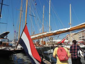 due persone in piedi su una barca con una bandiera di Ferienhaus mit Blick auf Grimaud (Fle) a Cogolin