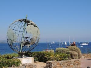 un globo è esposto di fronte all'oceano di Ferienhaus mit Blick auf Grimaud (Fle) a Cogolin Altre 11 foto