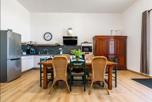 a dining room with a table and chairs in a kitchen at Château Féger 5 suites in Camblanes-et-Meynac
