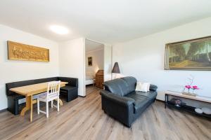 フュッセンにあるFerienappartements Weissenseeのソファとテーブルのあるリビングルーム