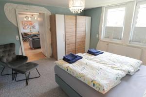 a bedroom with a bed with two blue towels on it at Ferienhaus Schnitterkarten - nur an Feriengäste - ABC366 in Klütz