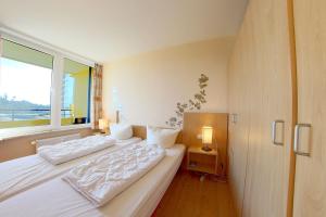 due letti in una stanza con finestra di Apartment 518 a Hohegeiss