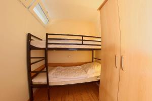 una camera con letti a castello in una piccola stanza di Apartment 518 a Hohegeiss 1 altra foto