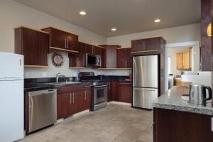 Η κουζίνα ή μικρή κουζίνα στο 6BR - 6 King Beds - EV - 10min Downtown