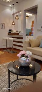 un soggiorno con un vaso di fiori su un tavolo di Irina Blessed Homes Bonanjo a Douala