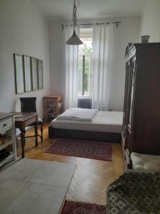 une chambre avec un lit, un bureau et une fenêtre dans l'établissement Newly Refurbished Self-contained Cosy Room, à Prague