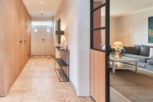 un soggiorno con un divano e un tavolo di Ferienhaus Silbermöwe 7d a List