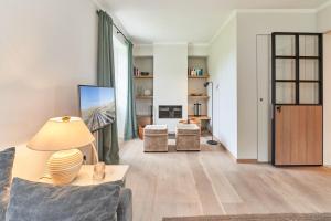 un soggiorno con un divano e un tavolo di Ferienhaus Silbermöwe 7d a List