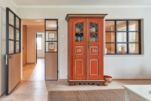 una camera con una porta in legno con pannelli in vetro di Ferienhaus Silbermöwe 7d a List Altre 18 foto