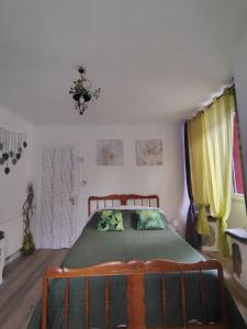 Ένα ή περισσότερα κρεβάτια σε δωμάτιο στο Les Chambres d'Aliénor