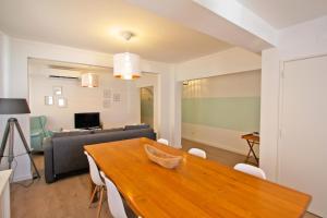 a living room with a table and a couch at Apartamento SofiSara in Tavira