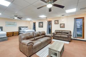 Afbeelding uit fotogalerij van Cozy Studio in Fredonia with Shared Outdoor Space! in Fredonia