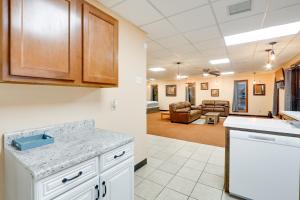Una cocina con encimera y una sala de estar. en Cozy Studio in Fredonia with Shared Outdoor Space!, en Fredonia