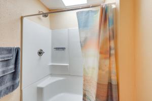 una ducha con cortina de ducha en un baño en Cozy Studio in Fredonia with Shared Outdoor Space!, en Fredonia 16 fotos más