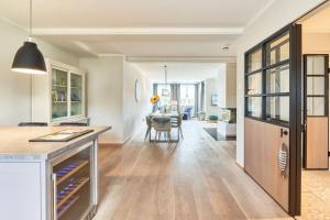 una cucina con un tavolo e una sala da pranzo di Ferienhaus Silbermöwe 7b a List