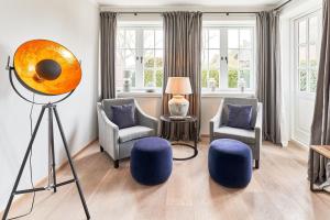 un soggiorno con due sedie e un tavolo di Ferienhaus Silbermöwe 7b a List