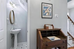 un bagno con lavandino e specchio di Victorian Cottage a Chincoteague