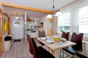 Η κουζίνα ή μικρή κουζίνα στο Trassenheide, Ferienhaus Teuber II