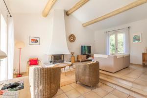 una sala de estar con una mesa y sillas en Villa Azul - Welkeys, en Bandol