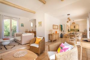 una sala de estar con sillas y una mesa en Villa Azul - Welkeys, en Bandol 23 fotos más
