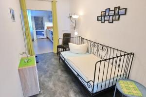 Un dormitorio con una cama, una silla y una mesa. en Altstadt-Fairmietung Erdgeschoss - ABC544, en Wismar