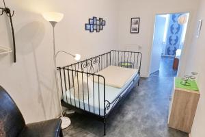Una pequeña cuna en una habitación con una lámpara. en Altstadt-Fairmietung Erdgeschoss - ABC544, en Wismar 15 fotos más