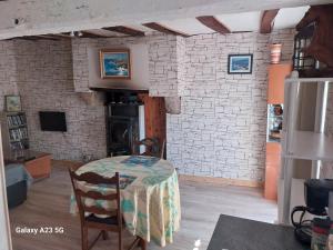 TV a/nebo společenská místnost v ubytování maison de campagne