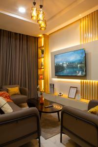 Una televisión o centro de entretenimiento en Cozy 2 Bedroom with Private Cinema at Bodija, Ibadan