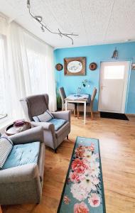 una sala de estar con un sofá y una mesa en Kos - Bungalow "Kapitänskajüte ", en Ostseebad Koserow