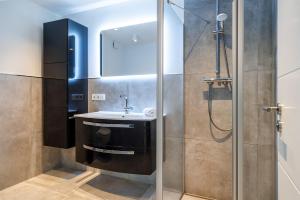 a bathroom with a sink and a shower at Die Zimmerei 4, zentrale Lage, Erdgeschoss mit Terrasse in Greetsiel