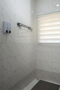 Un baño de Cozy 2 Bedroom with Private Cinema at Bodija, Ibadan