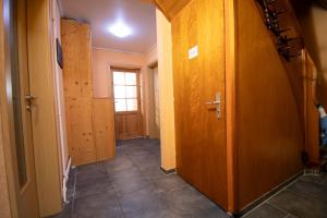 un couloir vide avec une porte et une fenêtre dans l'établissement Ferienhaus Deichstern, à Hoddersdeich 12 autres photos